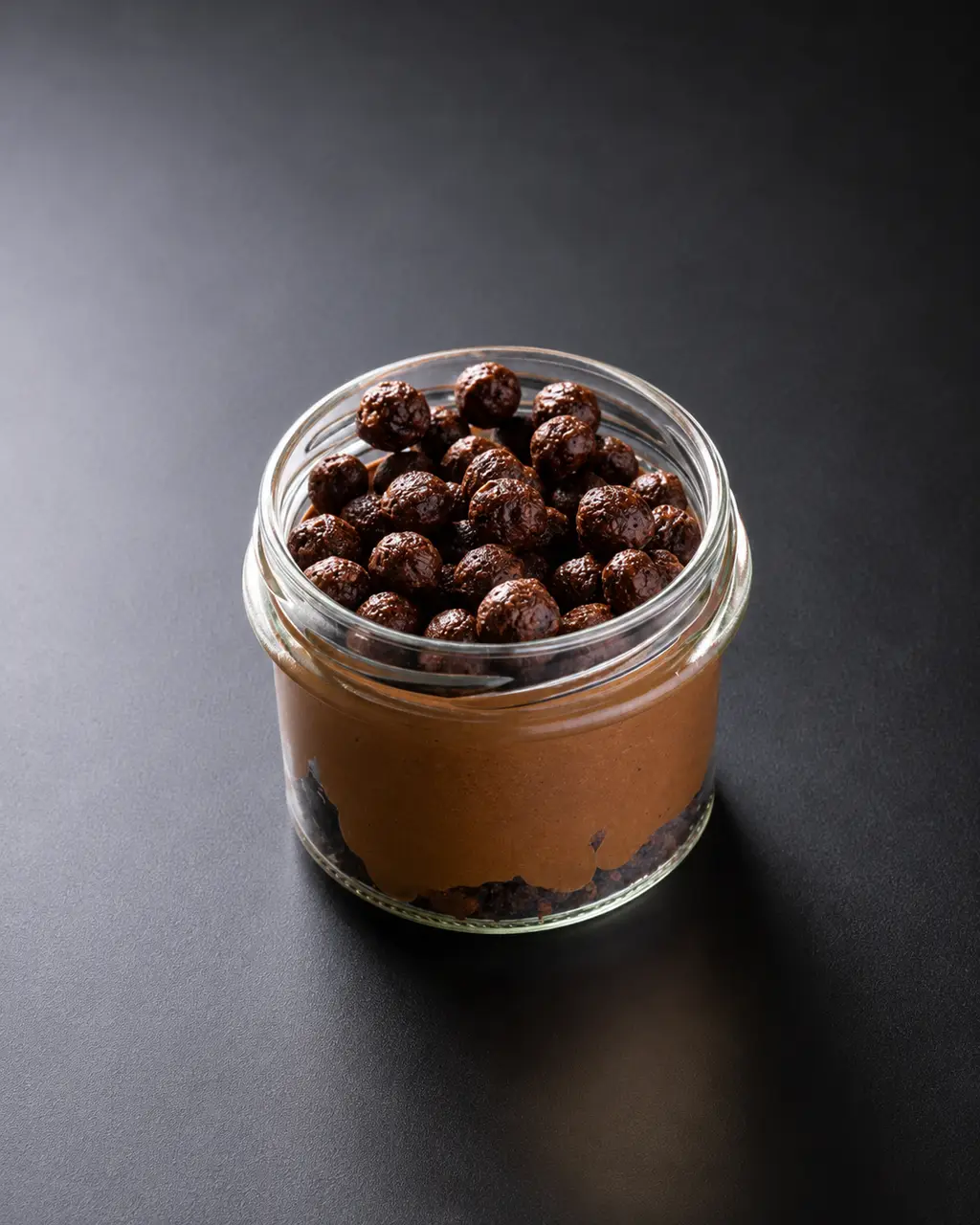 Mousse de chocolate de Piri Piri en tarro de cristal con perlas de chocolate
