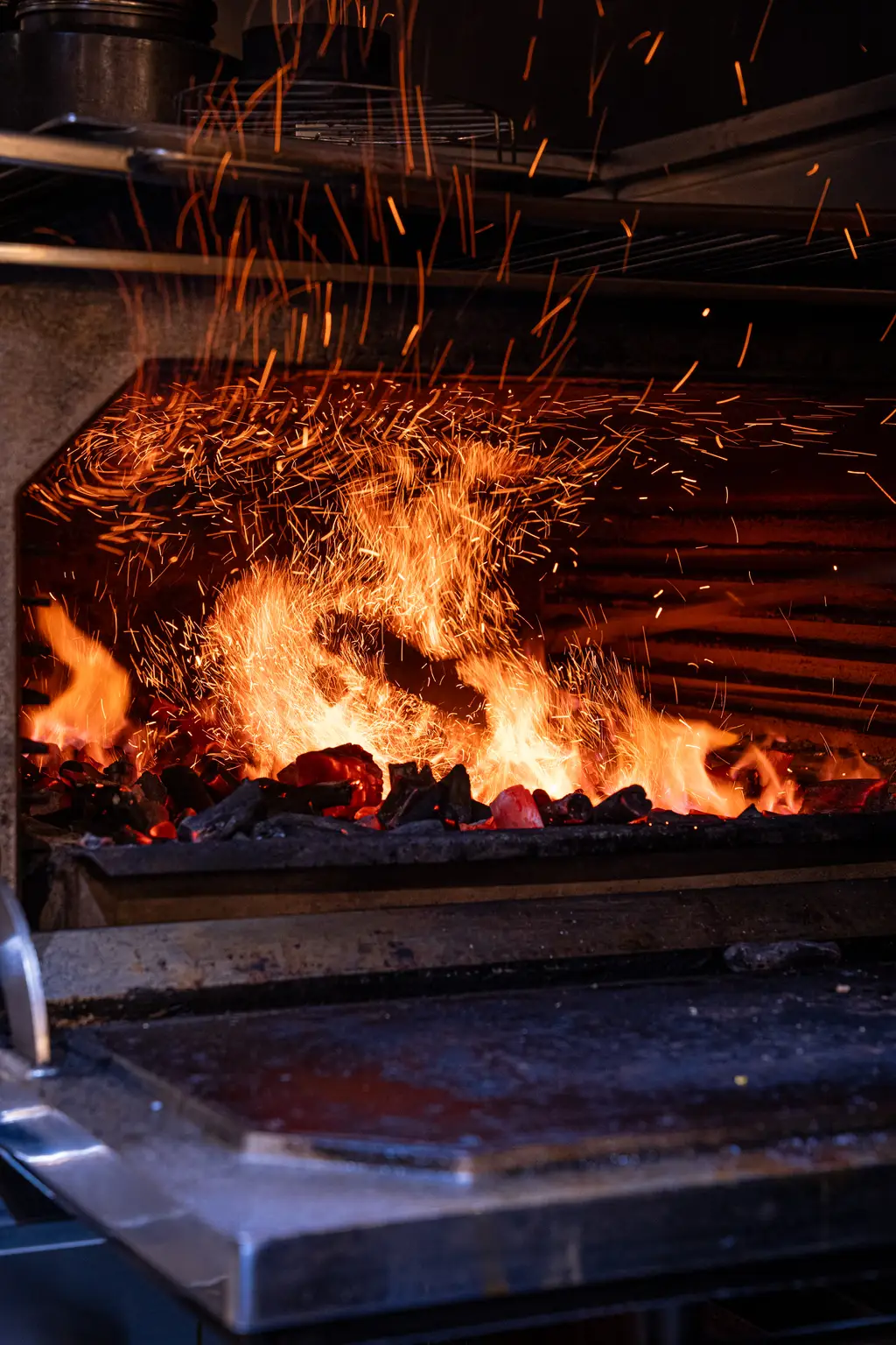 Las brasas del horno Josper de Piri Piri con las llamas altas