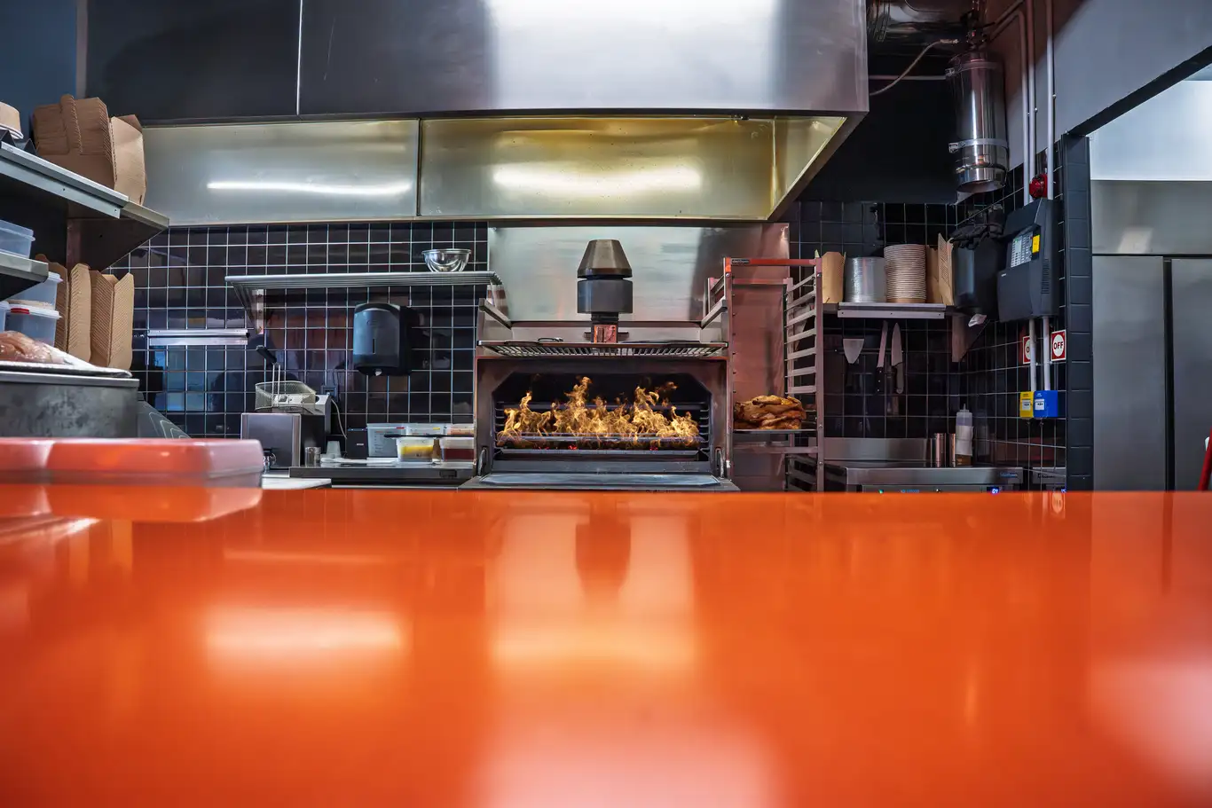 La cocina de Piri Piri con el horno de carbón al fondo