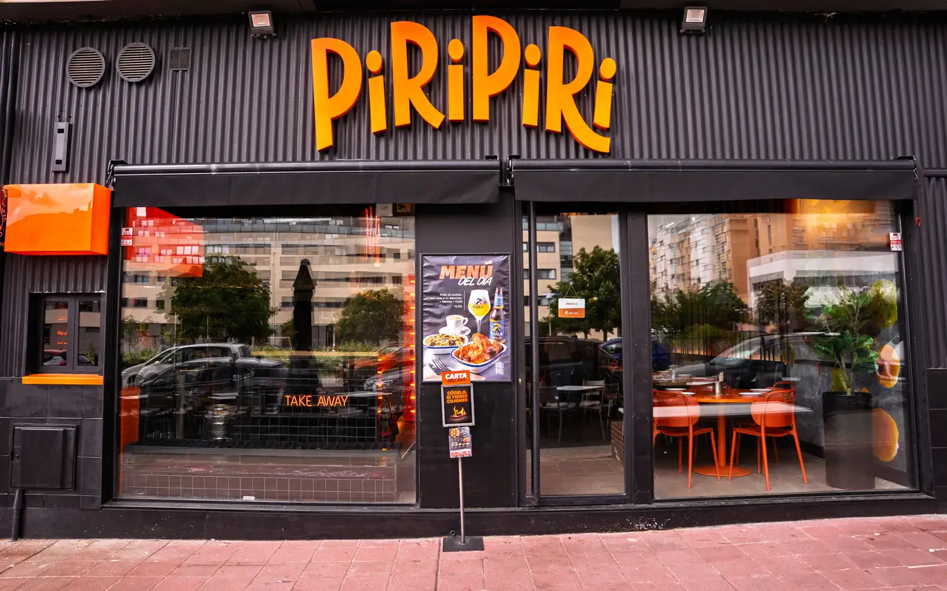 Fachada de un local de Piri Piri en Madrid
