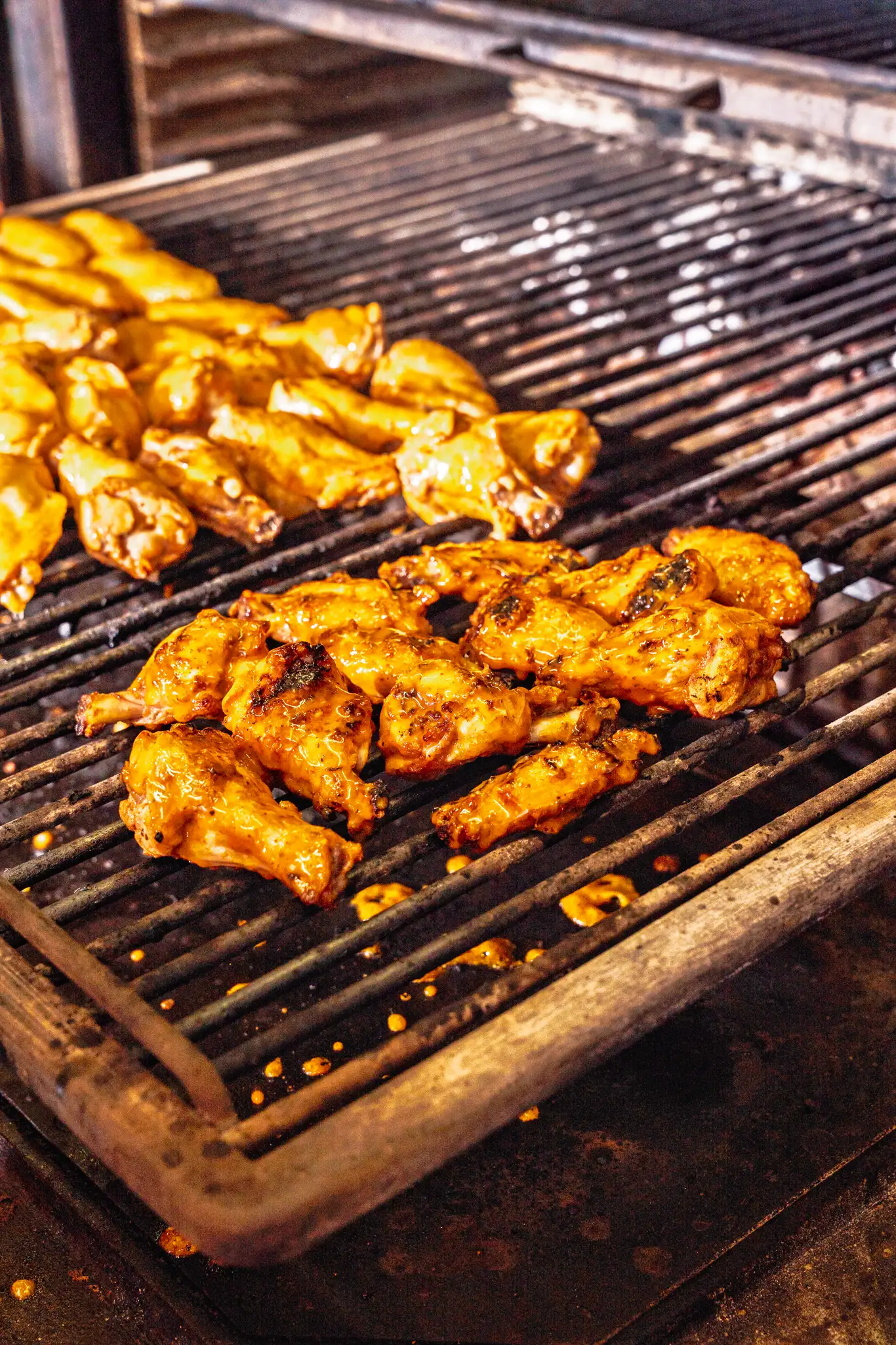 Pollo al carbón dorándose en la parrilla del horno de Piri Piri