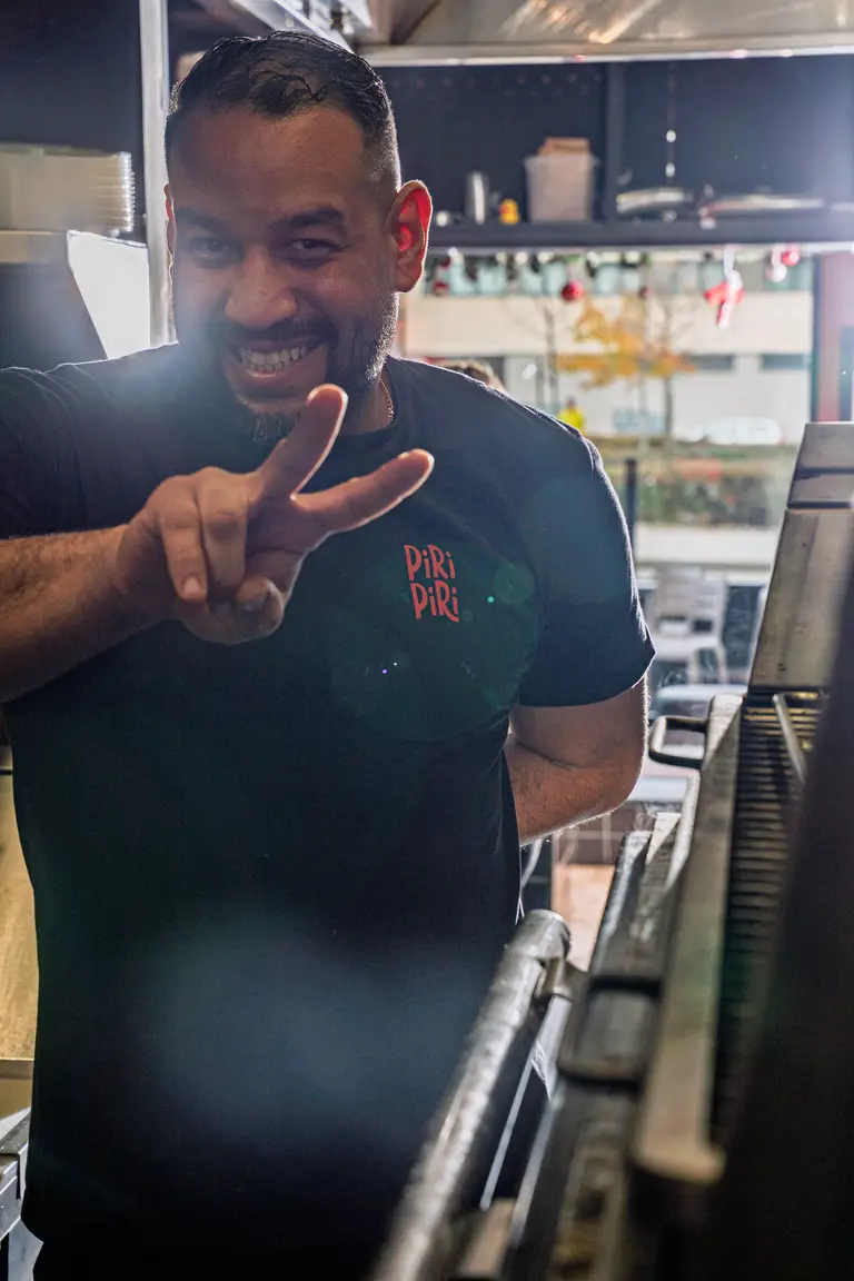 Cocinero del equipo de Piri Piri en la cocina